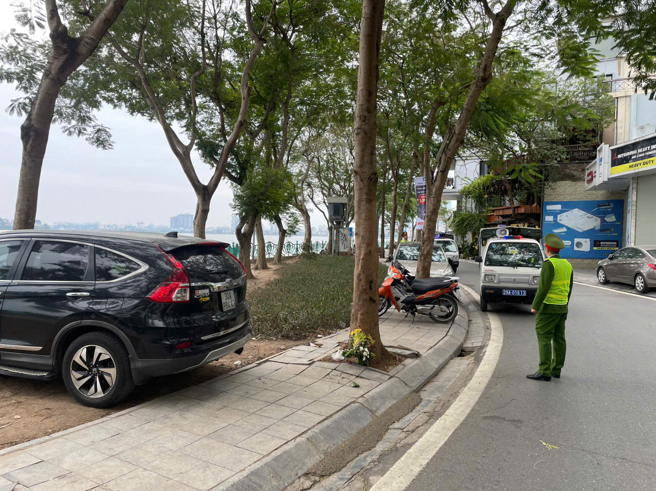 Lực lượng chức năng quận Tây Hồ đảm bảo TTĐT, TTCC khu vực ven Hồ Tây. Ảnh: PV.