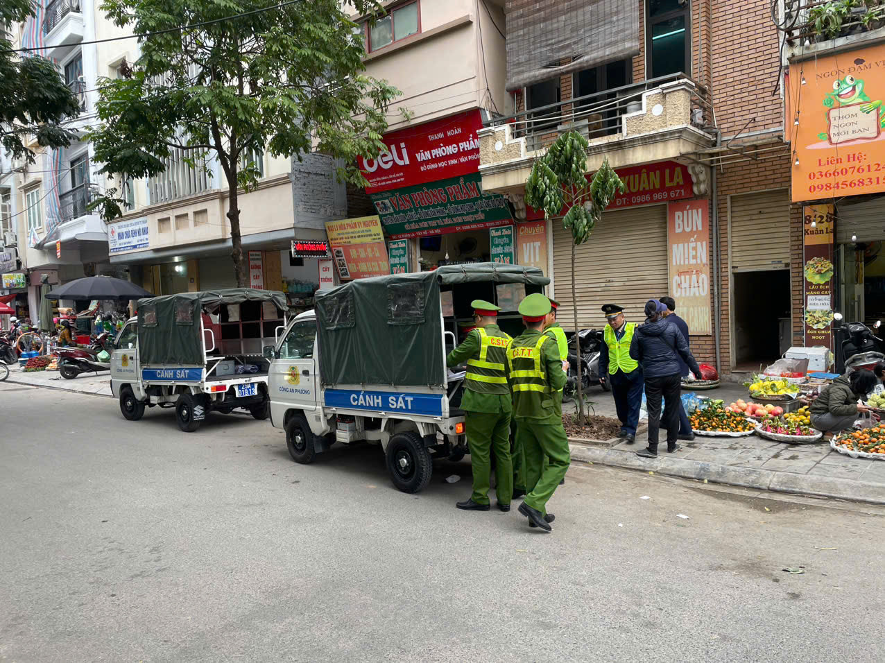 Lực lượng chức năng quận Tây Hồ kiểm tra, tuyên truyền, xử lý vi phạm về TTATGT, TTĐT. Ảnh: PV.