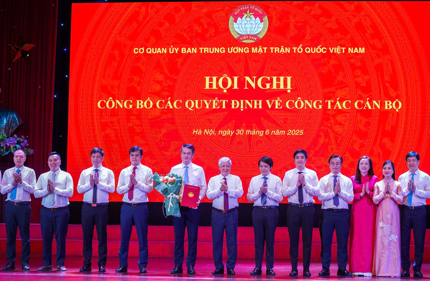 Chủ tịch Ủy ban Trung ương MTTQ Việt Nam Đỗ Văn Chiến và Bí thư thứ nhất Trung ương Đoàn Bùi Quang Huy trao các quyết định cho cán bộ lãnh đạo Ban Công tác Đoàn; Ban Công tác Thanh thiếu nhi. Ảnh: Đức Nguyễn.