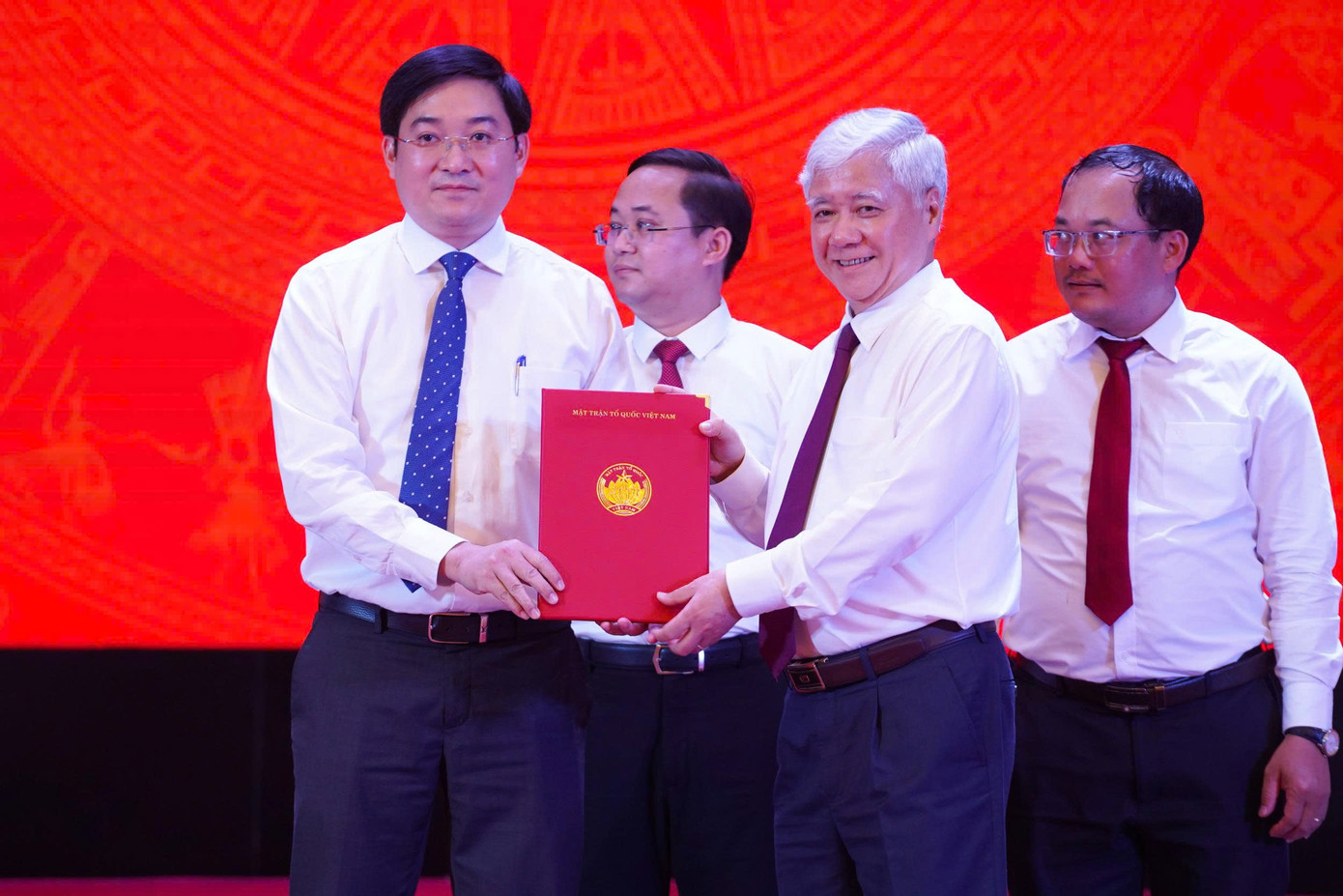 Chủ tịch Ủy ban Trung ương MTTQ Việt Nam Đỗ Văn Chiến và Bí thư thứ nhất Trung ương Đoàn Bùi Quang Huy trao các quyết định cho cán bộ lãnh đạo Ban Công tác Đoàn; Ban Công tác Thanh thiếu nhi. Ảnh: Đức Nguyễn.