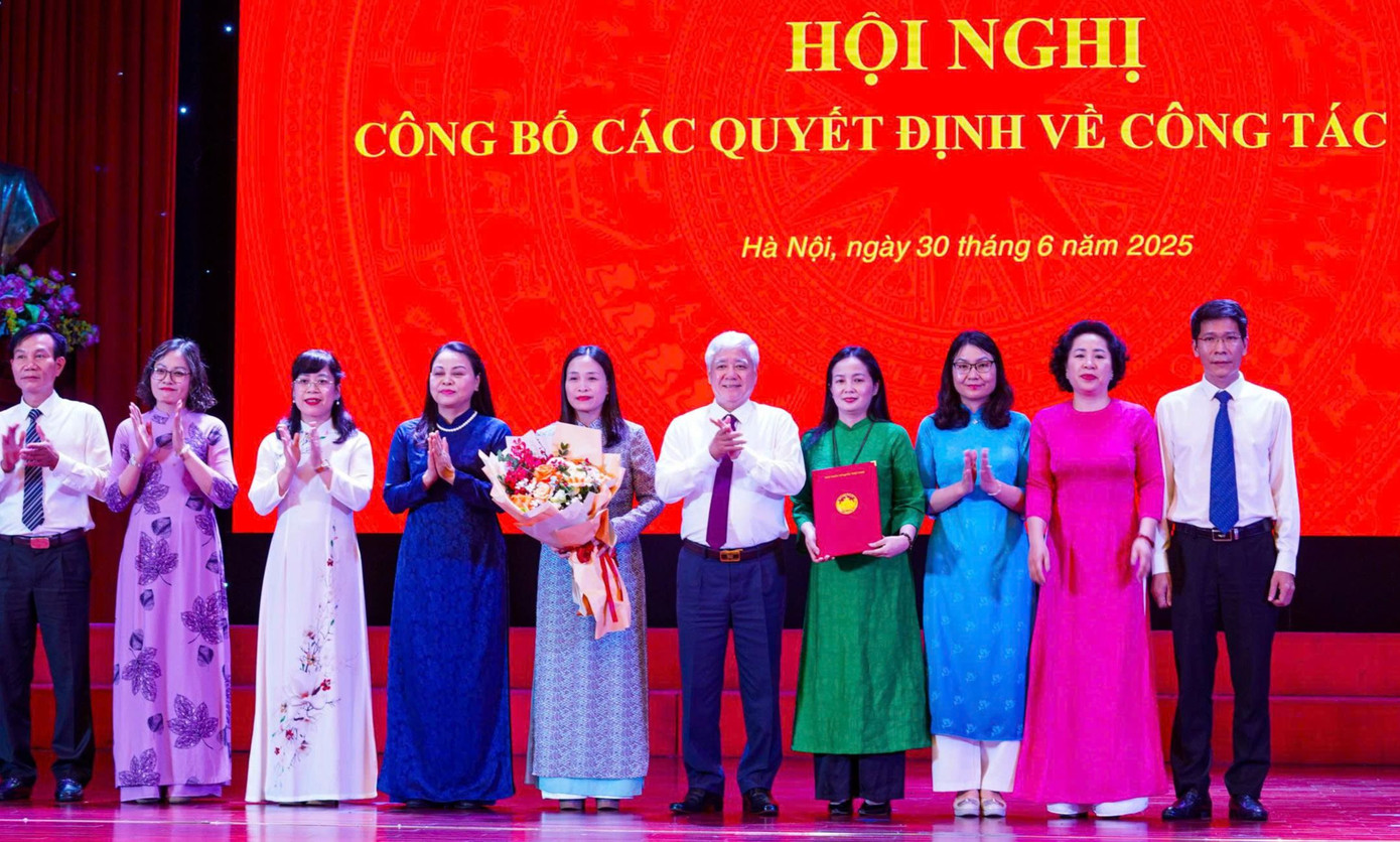 Chủ tịch Ủy ban Trung ương MTTQ Việt Nam Đỗ Văn Chiến và các đồng chí Thường trực Ủy ban Trung ương MTTQ Việt Nam trao các quyết định nhân sự cho các ban, đơn vị. Ảnh: Đức Nguyễn.