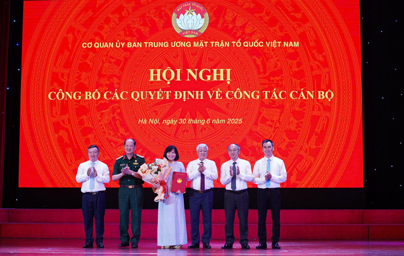 Trao quyết định cho lãnh đạo các ban, đơn vị thuộc Cơ quan Ủy ban Trung ương MTTQ Việt Nam. Ảnh: Đức Nguyễn.