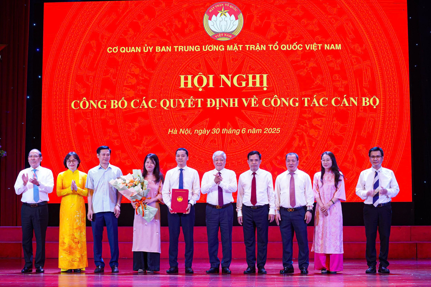 Chủ tịch Ủy ban Trung ương MTTQ Việt Nam Đỗ Văn Chiến và các đồng chí Thường trực Ủy ban Trung ương MTTQ Việt Nam trao các quyết định nhân sự cho các ban, đơn vị. Ảnh: Đức Nguyễn.