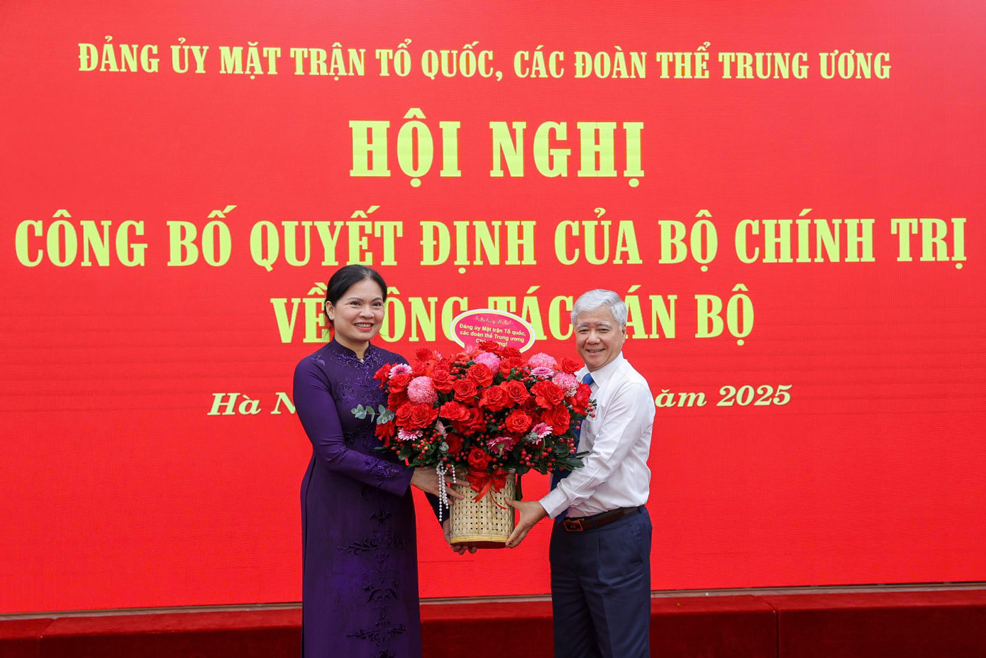 Chủ tịch Ủy ban Trung ương MTTQ Việt Nam Đỗ Văn Chiến chúc mừng bà Hà Thị Nga. Ảnh: Hoàng Mạnh Thắng.