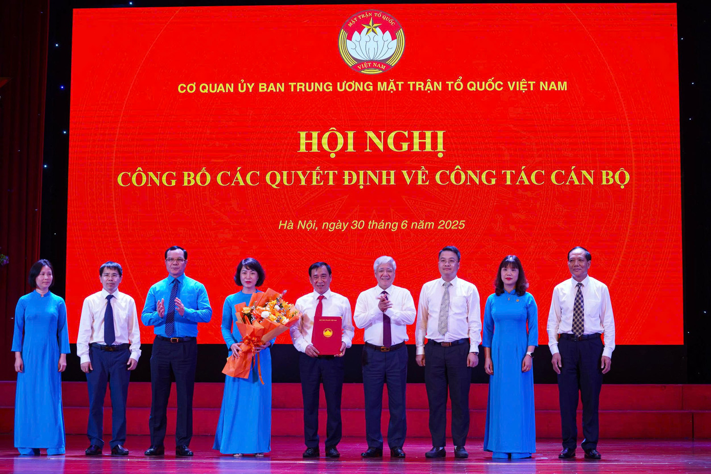 Trao quyết định cho lãnh đạo các ban, đơn vị thuộc Cơ quan Ủy ban Trung ương MTTQ Việt Nam. Ảnh: Đức Nguyễn.