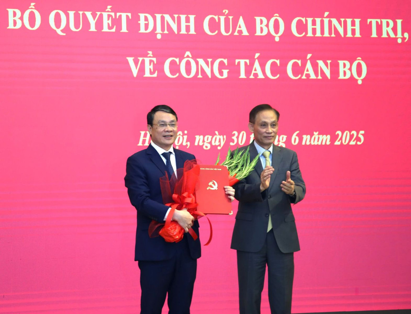 Chánh Văn phòng Trung ương Đảng trao quyết định và tặng hoa chúc mừng ông Đặng Khánh Toàn. Ảnh: PV. Chánh Văn phòng Trung ương Đảng trao quyết định và tặng hoa chúc mừng ông Đặng Khánh Toàn. Ảnh: PV.