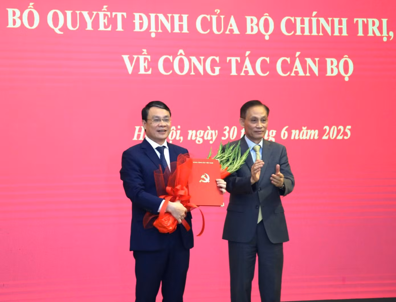 Chánh Văn phòng Trung ương Đảng trao quyết định và tặng hoa chúc mừng ông Đặng Khánh Toàn. Ảnh: PV.