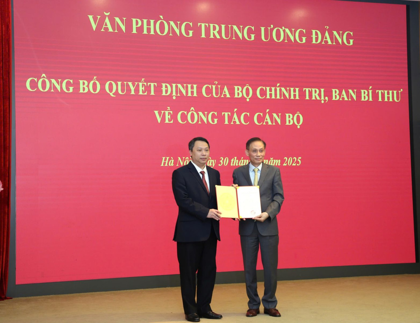 Chánh Văn phòng Trung ương Đảng Lê Hoài Trung trao quyết định cho ông Nguyễn Huy Dũng. Ảnh: PV. Chánh Văn phòng Trung ương Đảng Lê Hoài Trung trao quyết định cho ông Nguyễn Huy Dũng. Ảnh: PV.