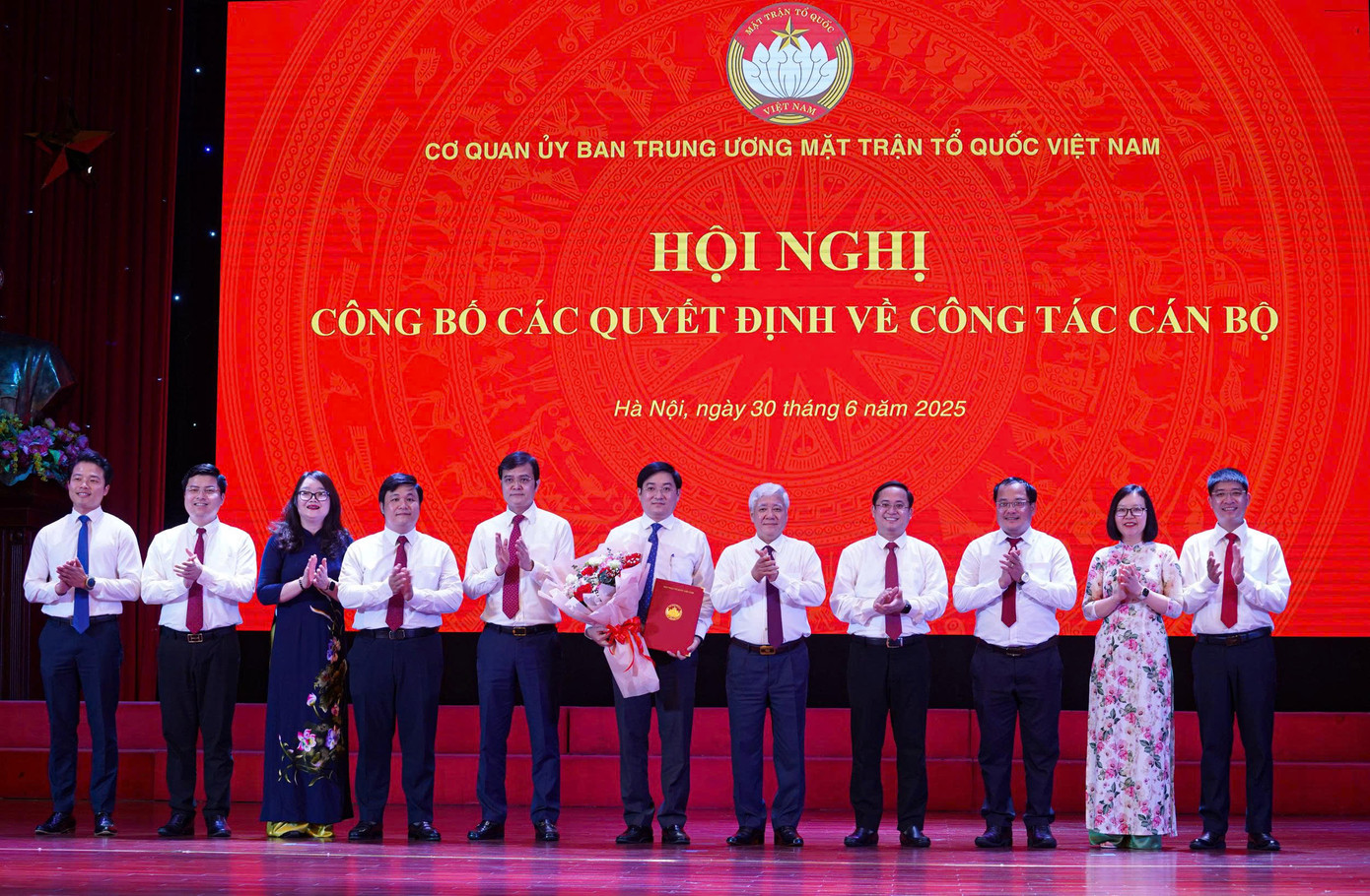 Chủ tịch Ủy ban Trung ương MTTQ Việt Nam Đỗ Văn Chiến và Bí thư thứ nhất Trung ương Đoàn Bùi Quang Huy trao các quyết định cho cán bộ lãnh đạo Ban Công tác Đoàn; Ban Công tác Thanh thiếu nhi. Ảnh: Đức Nguyễn.