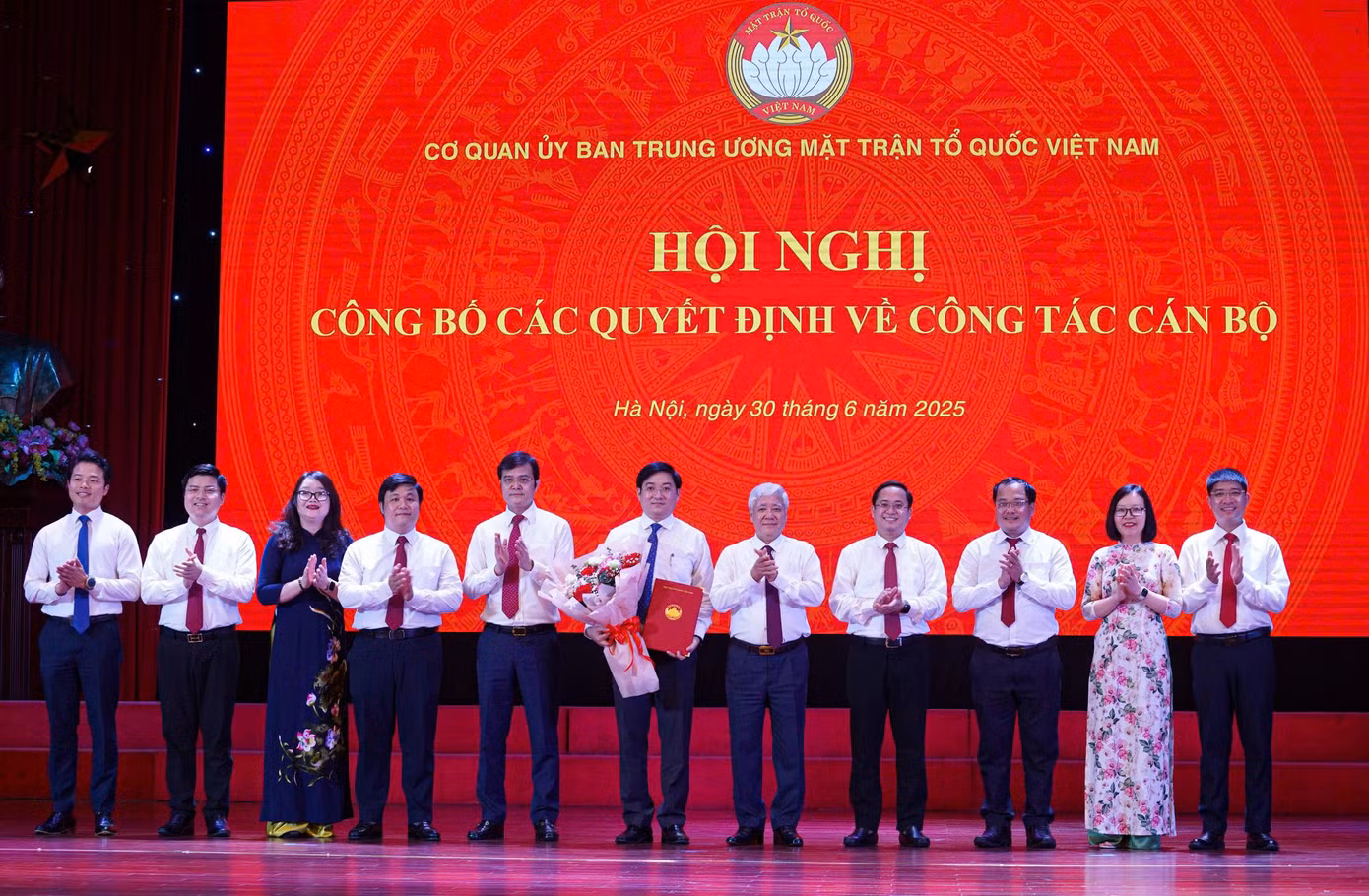 Chủ tịch Ủy ban Trung ương MTTQ Việt Nam Đỗ Văn Chiến và Bí thư thứ nhất Trung ương Đoàn Bùi Quang Huy trao các quyết định cho cán bộ lãnh đạo Ban Công tác Đoàn; Ban Công tác Thanh thiếu nhi. Ảnh: Đức Nguyễn.