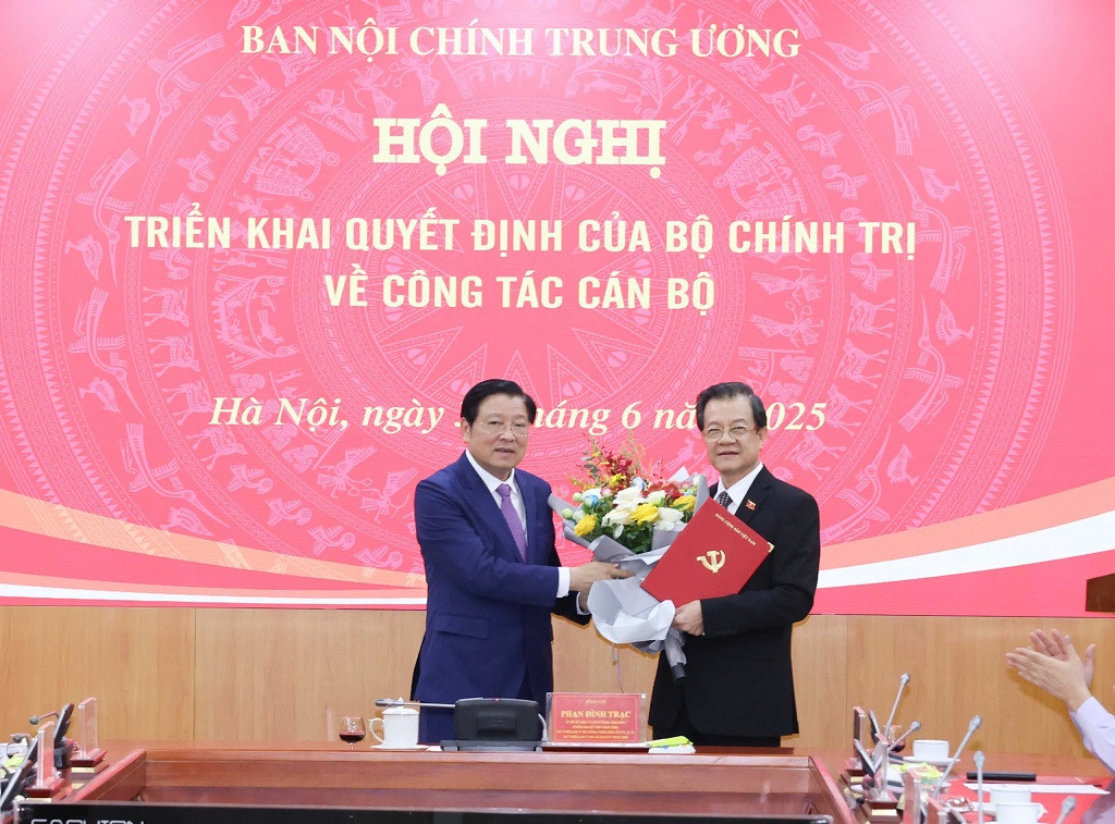 Trưởng Ban Nội chính Trung ương Phan Đình Trạc trao quyết định và tặng hoa ông Lê Hồng Quang. Ảnh: PV. Trưởng Ban Nội chính Trung ương Phan Đình Trạc trao quyết định và tặng hoa ông Lê Hồng Quang. Ảnh: PV.