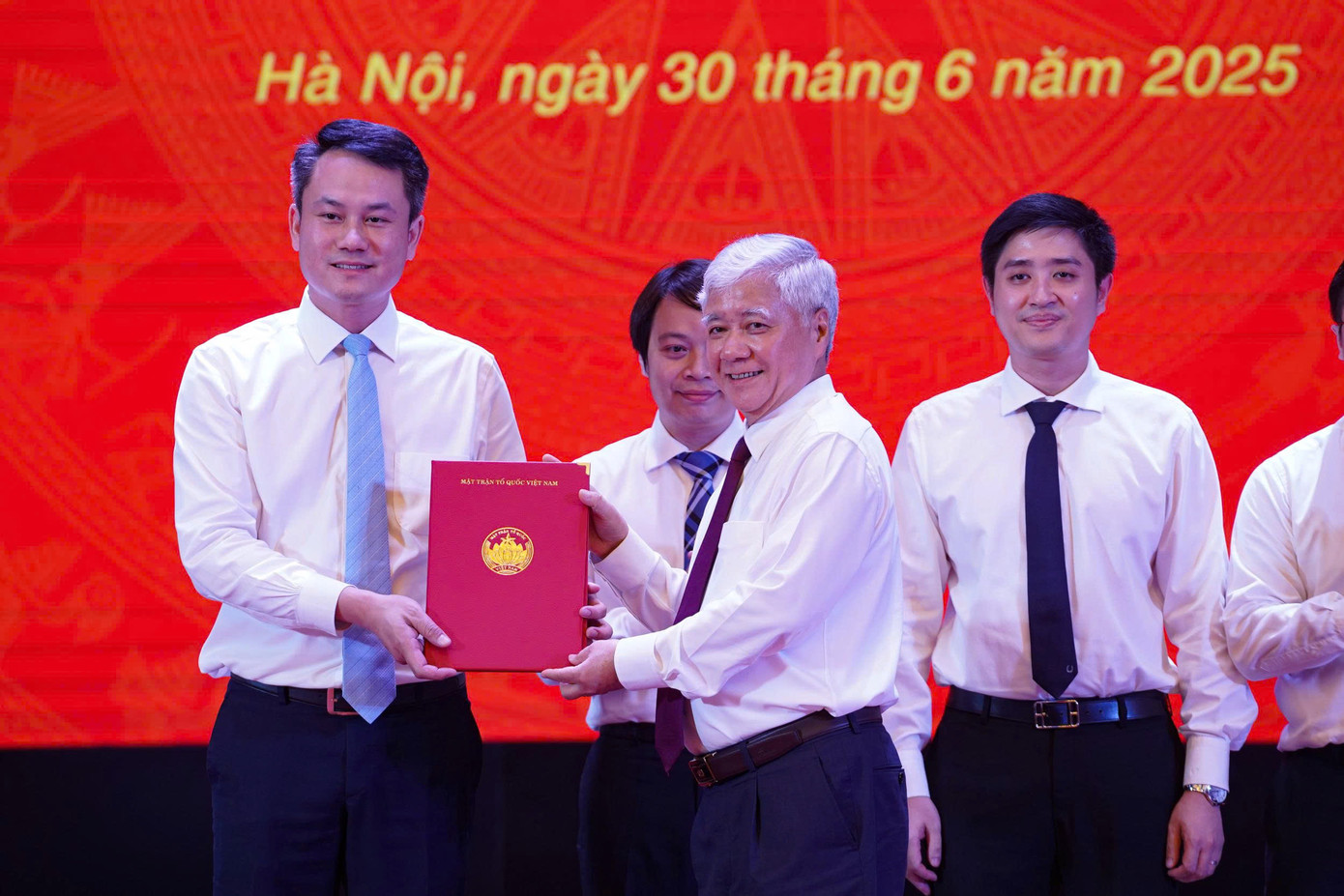 Chủ tịch Ủy ban Trung ương MTTQ Việt Nam Đỗ Văn Chiến và Bí thư thứ nhất Trung ương Đoàn Bùi Quang Huy trao các quyết định cho cán bộ lãnh đạo Ban Công tác Đoàn; Ban Công tác Thanh thiếu nhi. Ảnh: Đức Nguyễn.