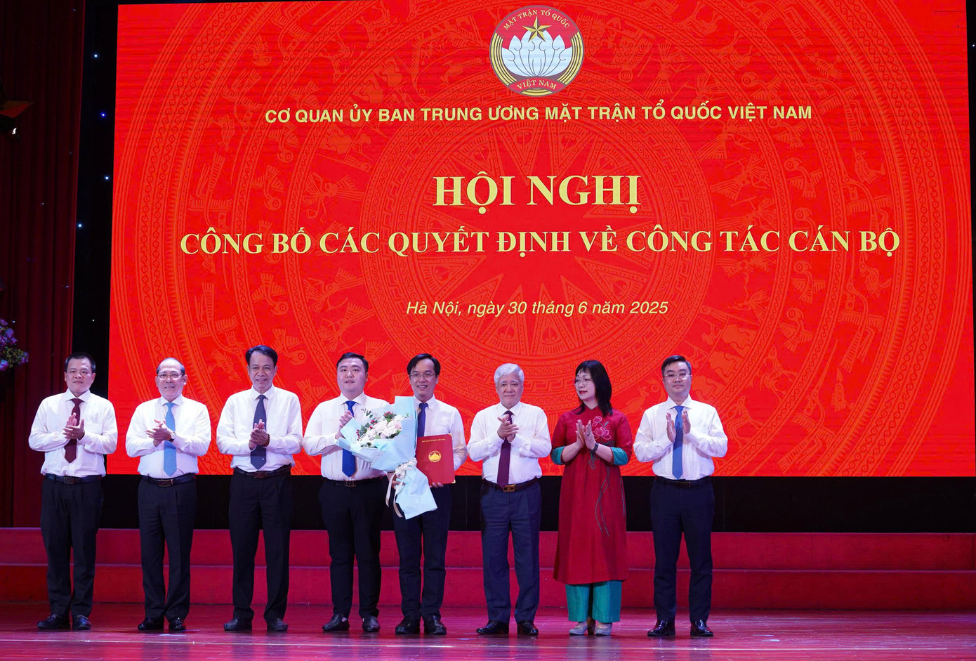 Chủ tịch Ủy ban Trung ương MTTQ Việt Nam Đỗ Văn Chiến và các đồng chí Thường trực Ủy ban Trung ương MTTQ Việt Nam trao các quyết định nhân sự cho các ban, đơn vị. Ảnh: Đức Nguyễn.