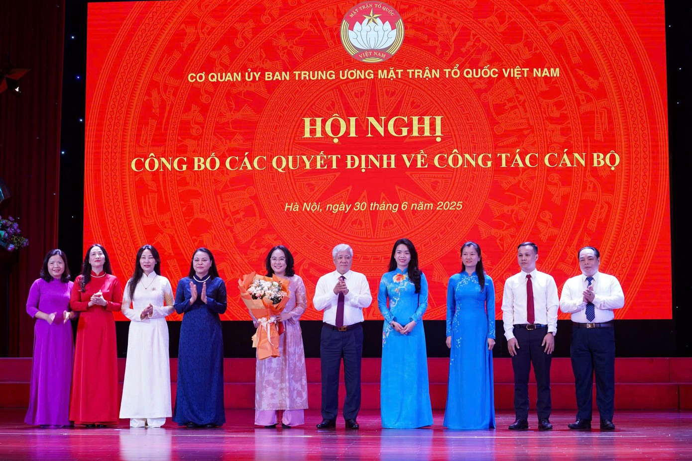 Trao quyết định cho lãnh đạo các ban, đơn vị thuộc Cơ quan Ủy ban Trung ương MTTQ Việt Nam. Ảnh: Đức Nguyễn.