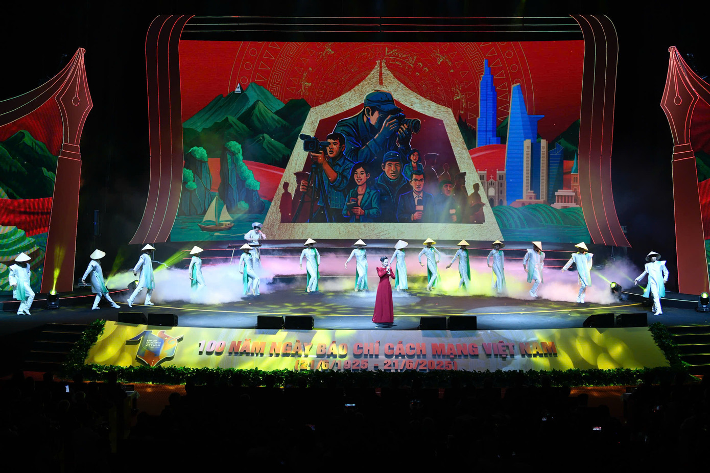 Một số tiết mục văn nghệ tại lễ kỷ niệm. Ảnh: Như Ý.