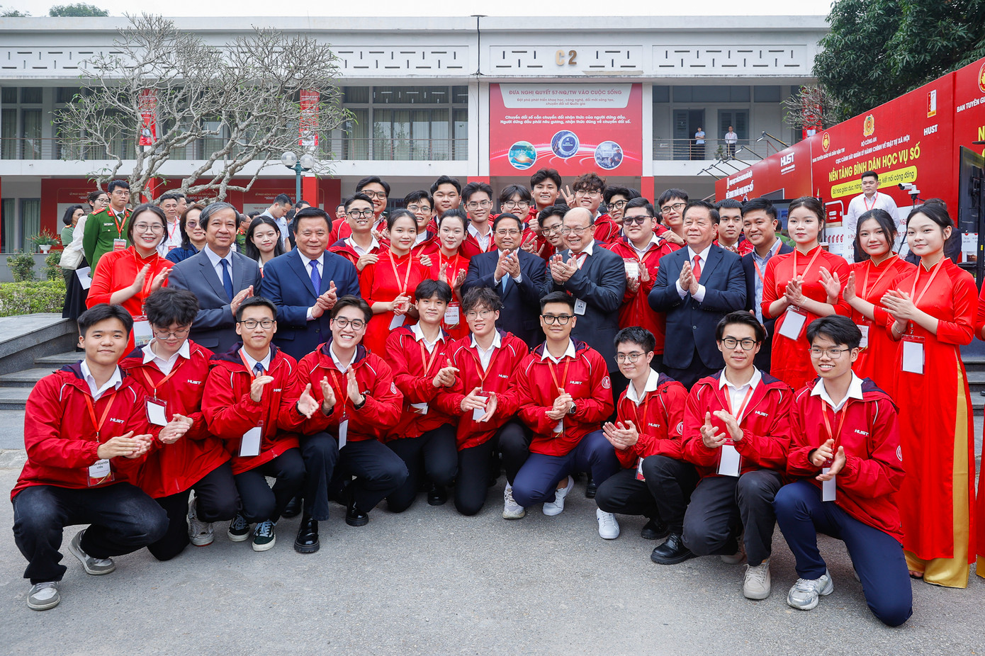 Thủ tướng Chính phủ Phạm Minh Chính và các đại biểu với các sinh viên Đại học Bách Khoa. Ảnh: Minh Châu. Thủ tướng Chính phủ Phạm Minh Chính và các đại biểu với các sinh viên Đại học Bách Khoa. Ảnh: Minh Châu.