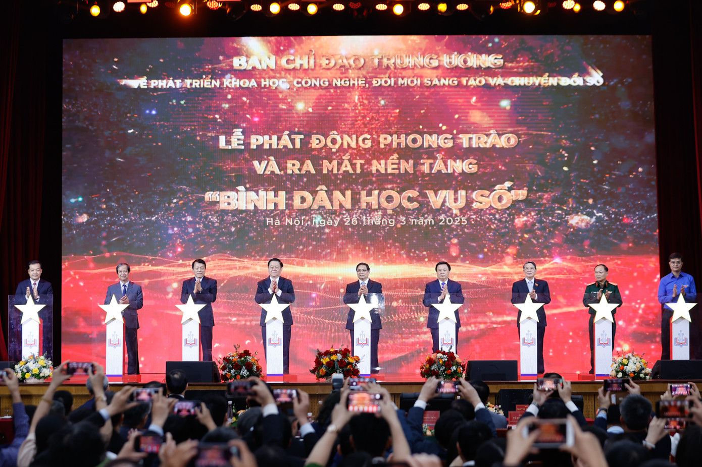 Thủ tướng Phạm Minh Chính cùng các đại biểu thực hiện nghi thức phát động phong trào và ra mắt nền tảng "Bình dân học vụ số" tại địa chỉ https://binhdanhocvuso.gov.vn/. Ảnh: Minh Châu. Thủ tướng Phạm Minh Chính cùng các đại biểu thực hiện nghi thức phát động phong trào và ra mắt nền tảng "Bình dân học vụ số" tại địa chỉ https://binhdanhocvuso.gov.vn/. Ảnh: Minh Châu.