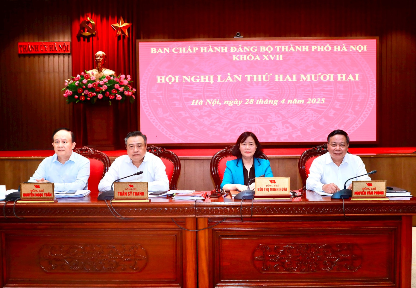 Bí thư Thành uỷ Hà Nội Bùi Thị Minh Hoài và lãnh đạo Thành uỷ - HĐND - UBND thành phố Hà Nội chủ trì hội nghị. Ảnh: Viết Thành.