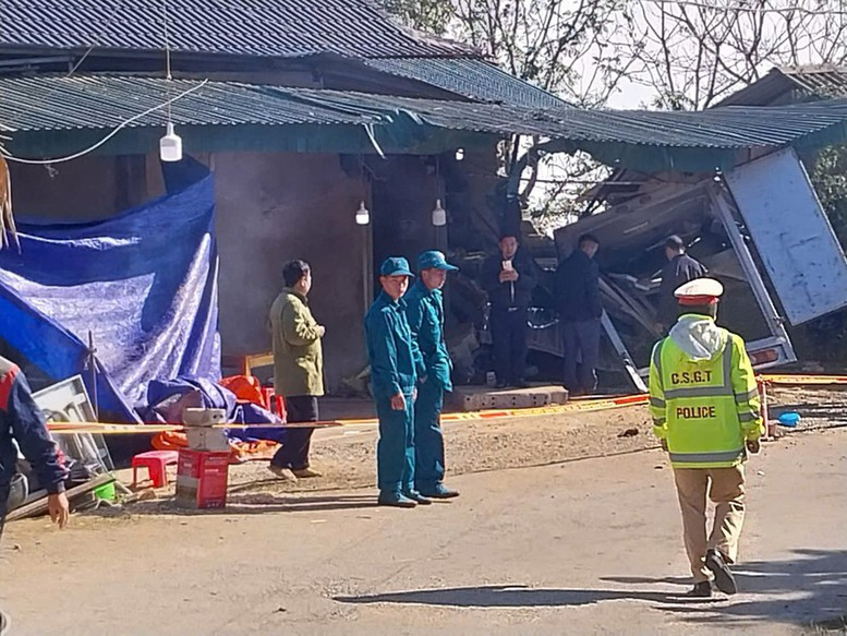 Hiện trường vụ tai nạn giao thông đặc biệt nghiêm trọng tại xã Nậm Càn, huyện Kỳ Sơn, tỉnh Nghệ An, do xe ô tô tải mang biển kiểm soát 37C-537.03 mất lái đâm vào nhà dân, hậu quả làm 6 người chết. Ảnh: PV. Hiện trường vụ tai nạn giao thông đặc biệt nghiêm trọng tại xã Nậm Càn, huyện Kỳ Sơn, tỉnh Nghệ An, do xe ô tô tải mang biển kiểm soát 37C-537.03 mất lái đâm vào nhà dân, hậu quả làm 6 người chết. Ảnh: PV.