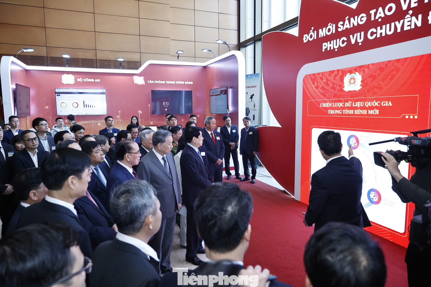 Tổng Bí thư Tô Lâm và các đại biểu lãnh đạo Đảng, Nhà nước tham quan Triển lãm đổi mới sáng tạo về khoa học công nghệ phục vụ chuyển đổi số quốc gia. Ảnh: Như Ý.