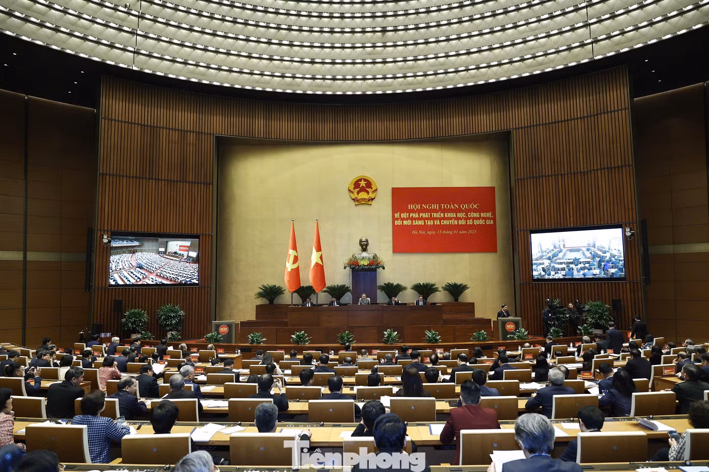 Tổng Bí thư Tô Lâm và các đại biểu dự Hội nghị toàn quốc về đột phá khoa học, công nghệ, đổi mới sáng tạo và chuyển đổi số quốc gia. Ảnh: Như Ý.
