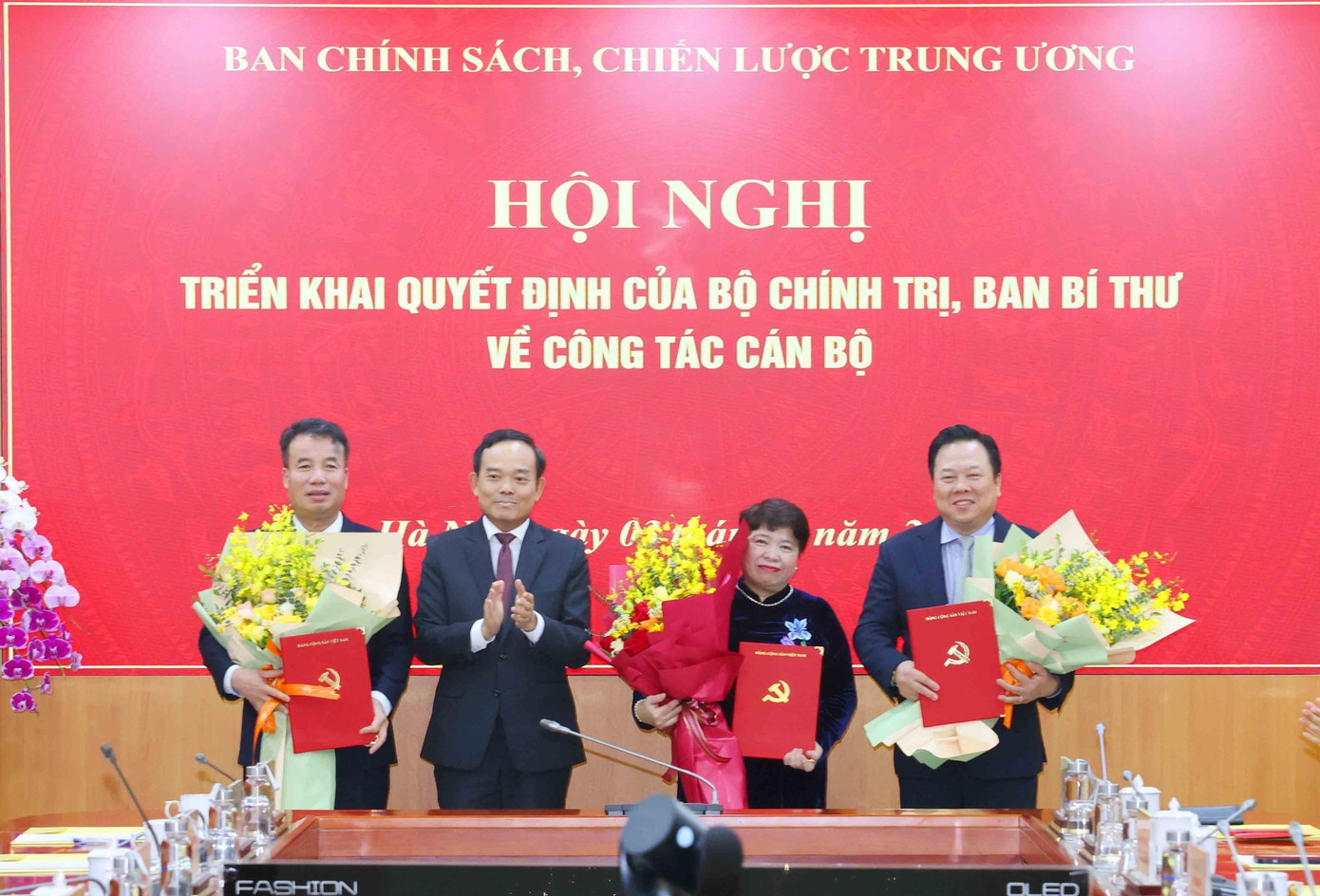 Trưởng Ban Chính sách, chiến lược Trung ương Trần Lưu Quang trao quyết định, tặng hoa chúc mừng các tân Phó trưởng Ban Chính sách, chiến lược Trung ương. Ảnh: TTXVN. Trưởng Ban Chính sách, chiến lược Trung ương Trần Lưu Quang trao quyết định, tặng hoa chúc mừng các tân Phó trưởng Ban Chính sách, chiến lược Trung ương. Ảnh: TTXVN.