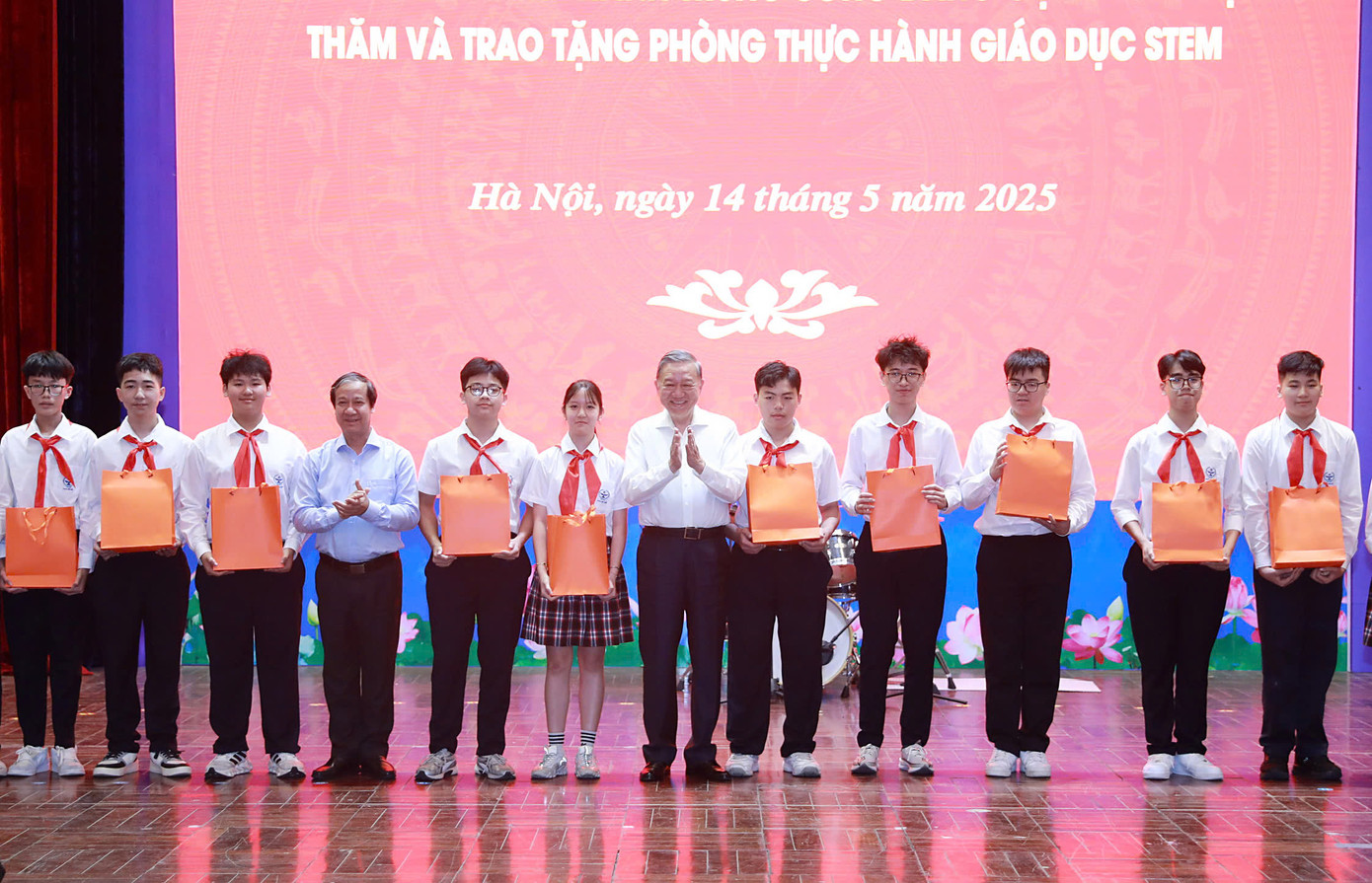 Tổng Bí thư Tô Lâm tặng 2 phòng học STEM cho 2 trường, tặng học bổng cho các học sinh. Ảnh: Minh Châu. Tổng Bí thư Tô Lâm tặng 2 phòng học STEM cho 2 trường, tặng học bổng cho các học sinh. Ảnh: Minh Châu.