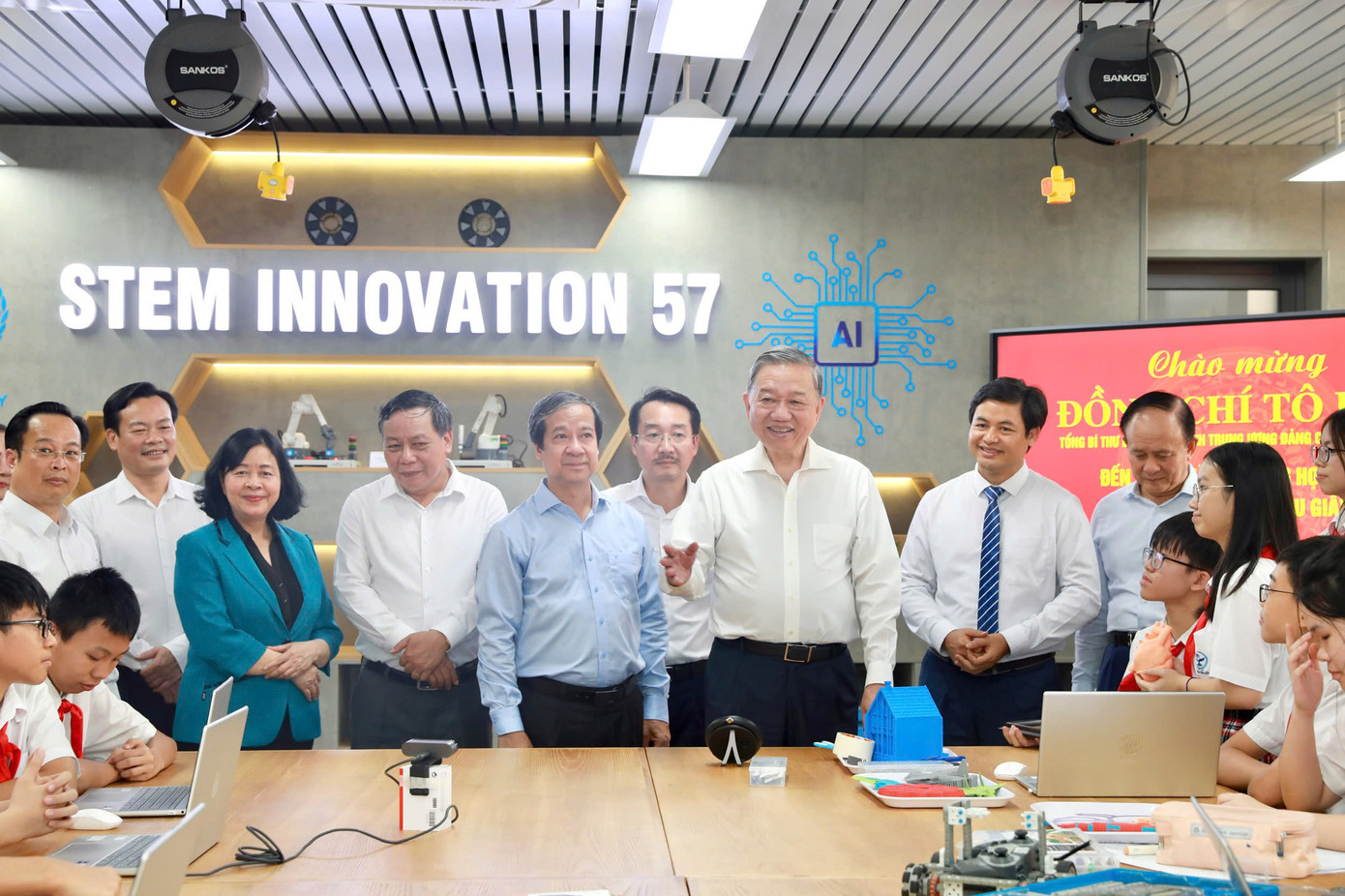 Tổng Bí thư Tô Lâm tặng 2 phòng học STEM cho 2 trường, tặng học bổng cho các học sinh. Ảnh: Minh Châu. Tổng Bí thư Tô Lâm tặng 2 phòng học STEM cho 2 trường, tặng học bổng cho các học sinh. Ảnh: Minh Châu.