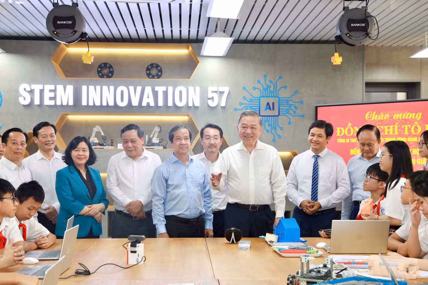Tổng Bí thư Tô Lâm tặng 2 phòng học STEM cho 2 trường, tặng học bổng cho các học sinh. Ảnh: Minh Châu. Tổng Bí thư Tô Lâm tặng 2 phòng học STEM cho 2 trường, tặng học bổng cho các học sinh. Ảnh: Minh Châu.