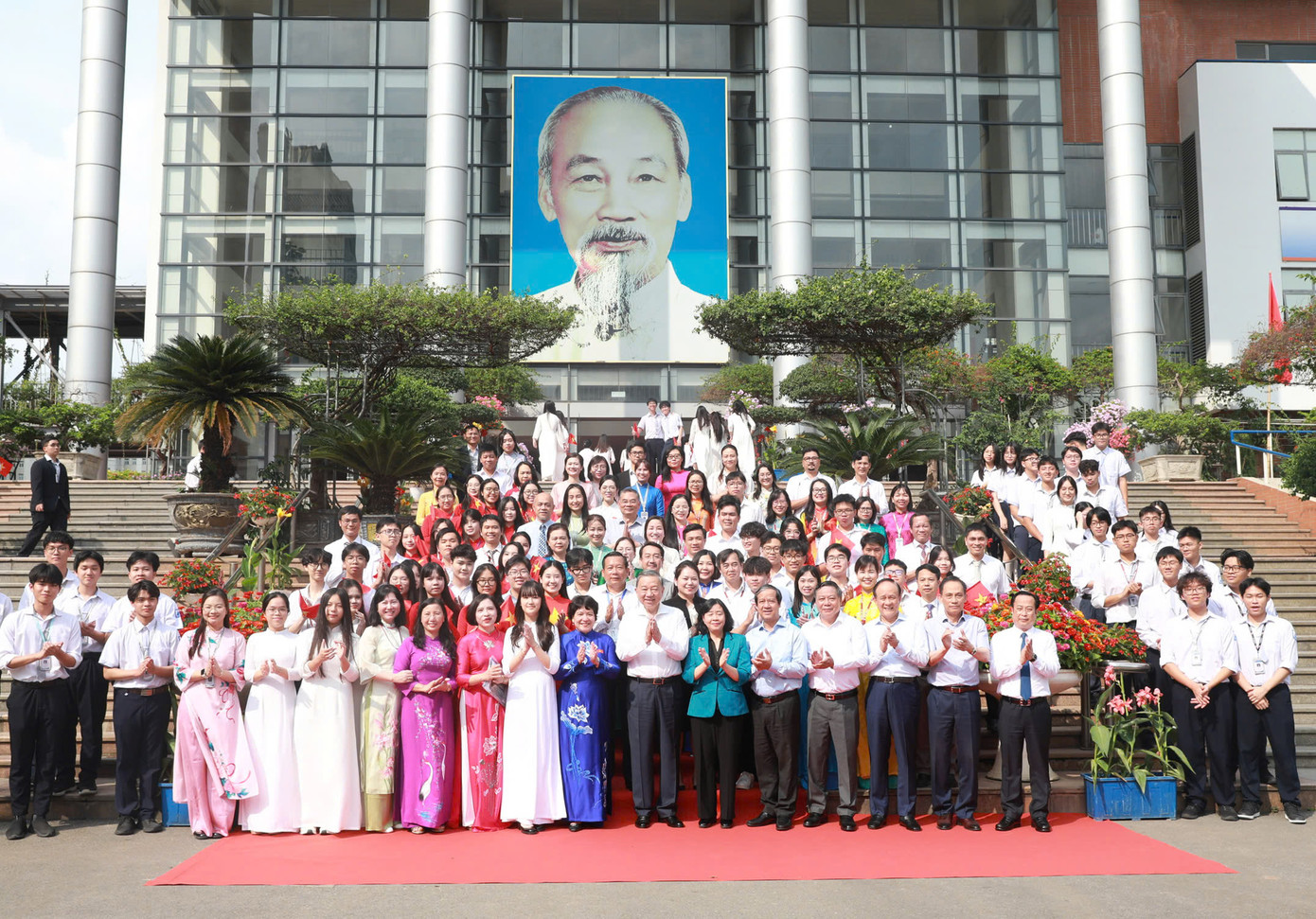 Tổng Bí thư Tô Lâm cùng đoàn công tác chụp ảnh lưu niệm cùng thầy và trò trường Trung học Phổ thông chuyên Hà Nội - Amsterdam. Ảnh: Minh Châu. Tổng Bí thư Tô Lâm cùng đoàn công tác chụp ảnh lưu niệm cùng thầy và trò trường Trung học Phổ thông chuyên Hà Nội - Amsterdam. Ảnh: Minh Châu.