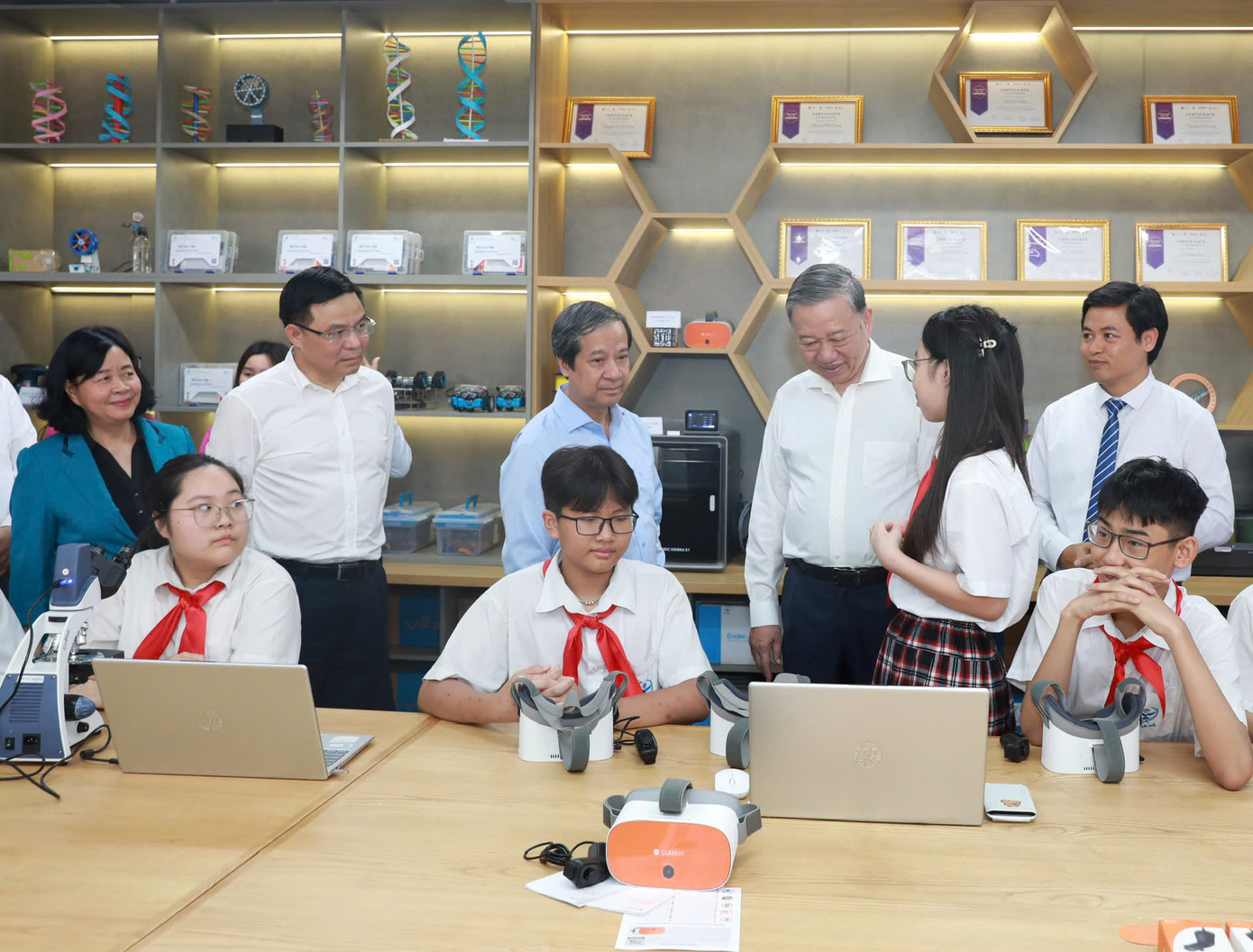 Tổng Bí thư Tô Lâm tặng 2 phòng học STEM cho 2 trường, tặng học bổng cho các học sinh. Ảnh: Minh Châu. Tổng Bí thư Tô Lâm tặng 2 phòng học STEM cho 2 trường, tặng học bổng cho các học sinh. Ảnh: Minh Châu.