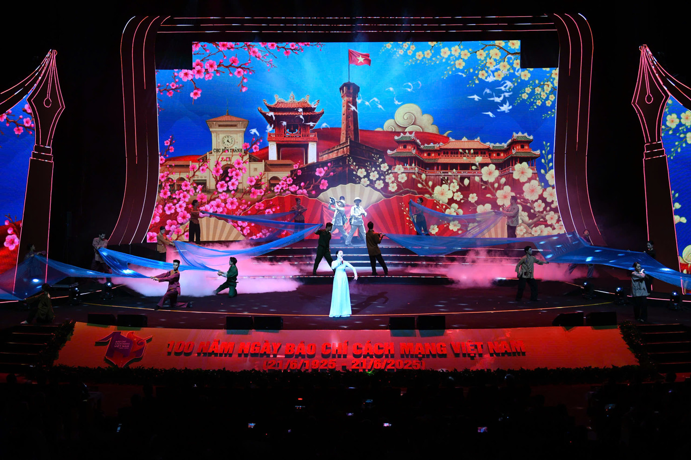 Một số tiết mục văn nghệ tại lễ kỷ niệm. Ảnh: Như Ý.