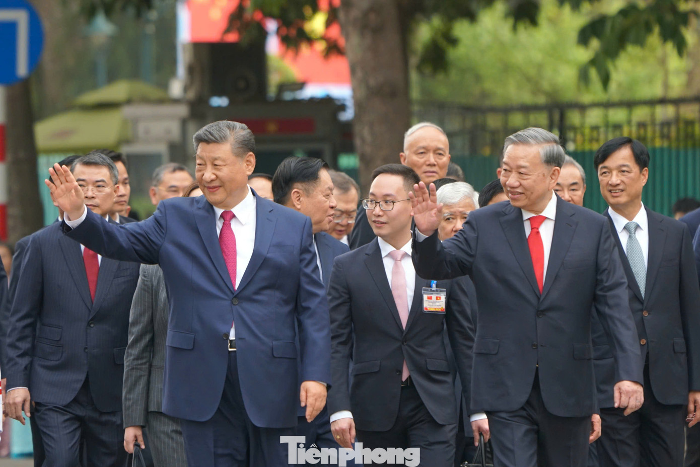 Sau lễ đón tại Phủ Chủ tịch, Tổng Bí thư Tô Lâm mời Tổng Bí thư, Chủ tịch nước Trung Quốc Tập Cận Bình dùng tiệc trà, trước khi hai nhà lãnh đạo có cuộc hội đàm để trao đổi các phương hướng lớn nhằm phát triển hơn nữa quan hệ Đối tác hợp tác Chiến lược toàn diện, xây dựng “Cộng đồng chia sẻ tương lai Việt Nam - Trung Quốc có ý nghĩa chiến lược&quot;.