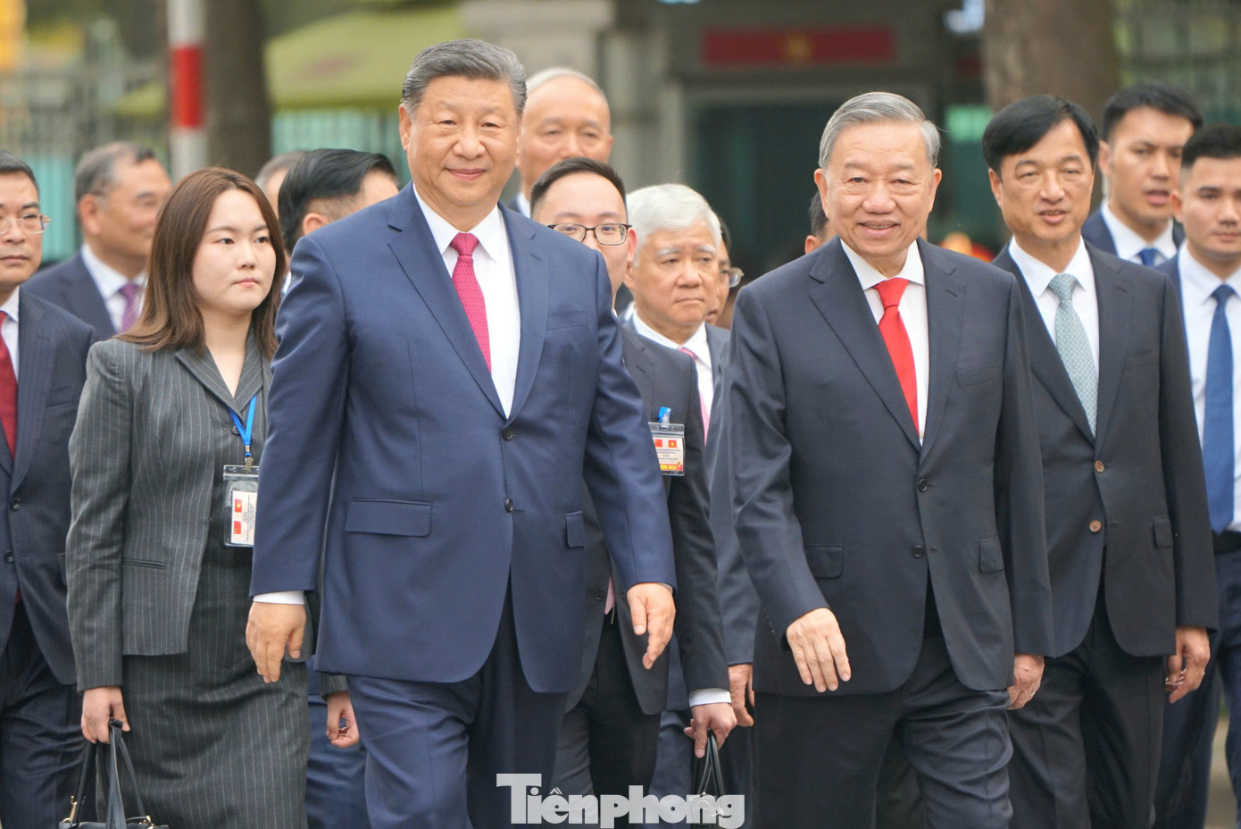 Sau lễ đón tại Phủ Chủ tịch, Tổng Bí thư Tô Lâm mời Tổng Bí thư, Chủ tịch nước Trung Quốc Tập Cận Bình dùng tiệc trà, trước khi hai nhà lãnh đạo có cuộc hội đàm để trao đổi các phương hướng lớn nhằm phát triển hơn nữa quan hệ Đối tác hợp tác Chiến lược toàn diện, xây dựng “Cộng đồng chia sẻ tương lai Việt Nam - Trung Quốc có ý nghĩa chiến lược&quot;.