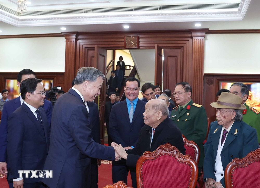 Tổng Bí thư Tô Lâm tặng quà các cán bộ lãnh đạo tỉnh Bắc Ninh đã nghỉ hưu, các trí thức, chức sắc tôn giáo, Mẹ Việt Nam Anh hùng, người có công, công nhân lao động... Ảnh: TTXVN.