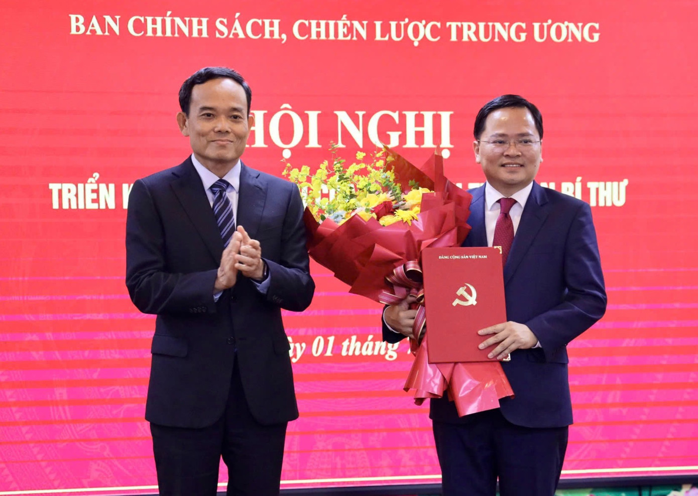 Trưởng Ban Chính sách, chiến lược Trung ương Trần Lưu Quang trao quyết định và tặng hoa chúc mừng ông Nguyễn Anh Tuấn.