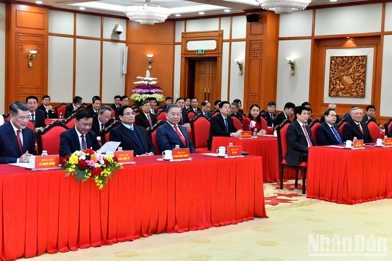 Sáng 3/2, tại Trụ sở Trung ương (T.Ư) Đảng, Tổng Bí thư Tô Lâm chủ trì hội nghị công bố các Quyết định của Bộ Chính trị về việc thành lập, chỉ định nhân sự của 4 Đảng bộ trực thuộc T.Ư (Đảng bộ các cơ quan Đảng T.Ư, Đảng bộ Chính phủ, Đảng bộ Quốc hội và Đảng bộ Mặt trận Tổ quốc Việt Nam, các đoàn thể T.Ư); về chức năng, nhiệm vụ, quyền hạn, tổ chức bộ máy, mối quan hệ công tác của 3 cơ quan Đảng ở T.Ư (Văn phòng T.Ư Đảng, Ban Tuyên giáo và Dân vận T.Ư; Ban Chính sách, Chiến lược T.Ư). Trong ảnh: Tổng Bí thư Tô Lâm và các đồng chí lãnh đạo Đảng, Nhà nước với các đại biểu dự hội nghị.