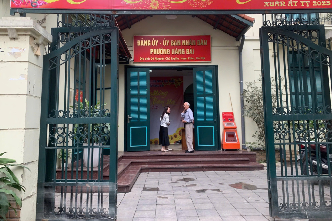 Trụ sở phường Hàng Bài và phố Hàng Bài. Phố Hàng Bài dài 616m, rộng 14m; từ cuối phố Đinh Tiên Hoàng (bờ hồ Gươm) đến ngã tư phố Huế - Hàm Long, cắt ngang qua các phố Hai Bà Trưng, Lý Thường Kiệt, Trần Hưng Đạo. Tên gọi Hàng Bài vì có một thời ở đoạn đầu phố là nơi tập trung những nhà làm, bán các cỗ bài lá, như tổ tôm, tam cúc...