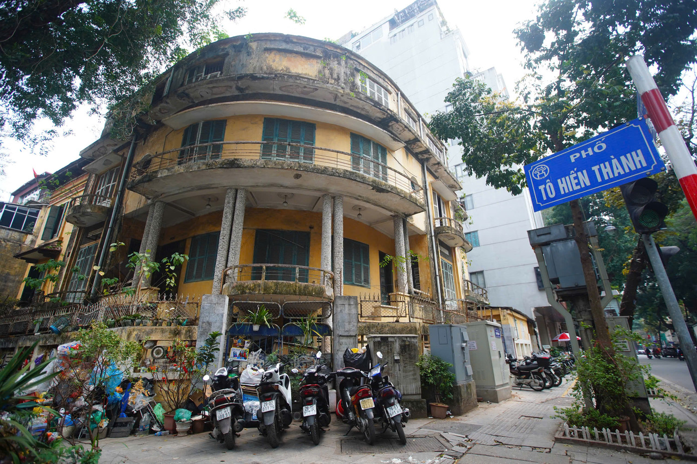 Toà biệt thự có hai mặt tiền (số 159 Bà Triệu; 41 Tô Hiến Thành) từng là trụ sở của Tổng cục Hải Quan, đã không sử dụng nhiều năm nay.