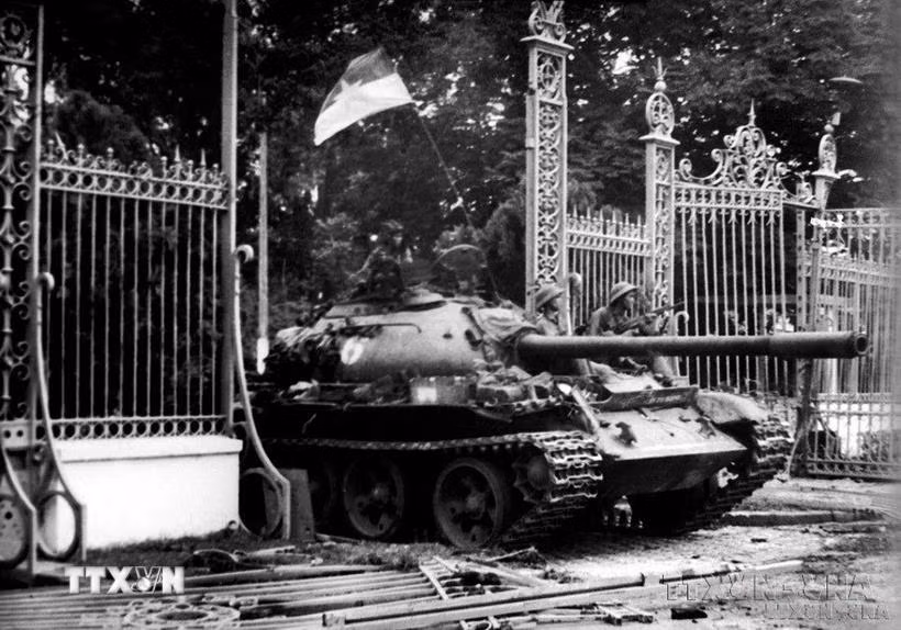 11h30 phút ngày 30/4/1975, xe tăng quân Giải phóng băng qua cánh cổng sắt, đánh chiếm Phủ Tổng thống ngụy Sài Gòn, sào huyệt cuối cùng của quân địch, kết thúc oanh liệt cuộc trường chinh 30 năm chống ngoại xâm của dân tộc. Ảnh: Mai Hưởng/TTXVN. 11h30 phút ngày 30/4/1975, xe tăng quân Giải phóng băng qua cánh cổng sắt, đánh chiếm Phủ Tổng thống ngụy Sài Gòn, sào huyệt cuối cùng của quân địch, kết thúc oanh liệt cuộc trường chinh 30 năm chống ngoại xâm của dân tộc. Ảnh: Mai Hưởng/TTXVN.