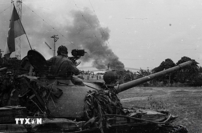 Các đơn vị bộ binh và xe tăng tiến vào Sài Gòn trên xa lộ Biên Hòa. Ảnh: Hứa Kiểm/TTXVN. Các đơn vị bộ binh và xe tăng tiến vào Sài Gòn trên xa lộ Biên Hòa. Ảnh: Hứa Kiểm/TTXVN.