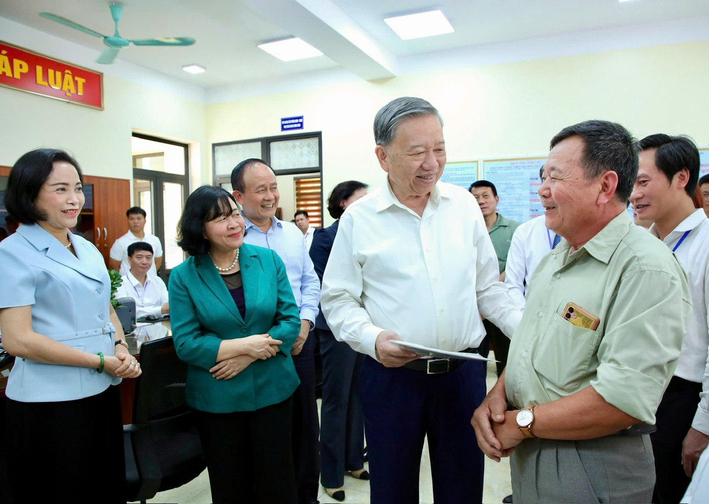 Chiều 1/7, Tổng Bí thư Tô Lâm và đoàn công tác Trung ương, TP Hà Nội đã đến thăm, kiểm tra hoạt động của chính quyền địa phương hai cấp tại xã Phúc Thịnh. Trong ảnh, Tổng Bí thư Tô Lâm trao đổi với người dân và chính quyền xã Phúc Thịnh. Ảnh: Như Ý.