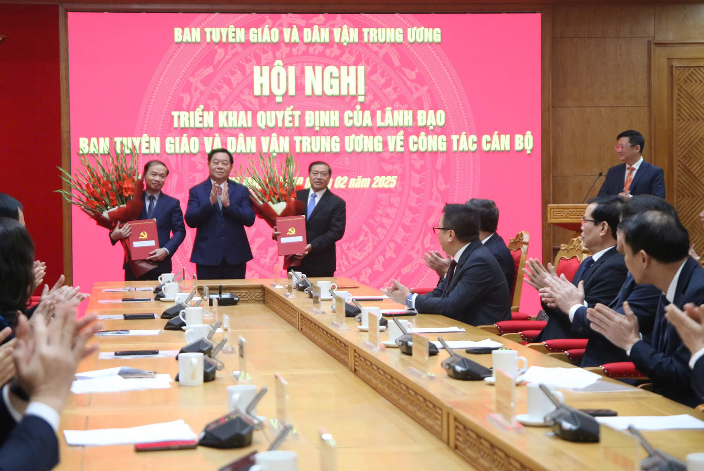 Trưởng Ban Tuyên giáo và Dân vận Trung ương Nguyễn Trọng Nghĩa trao quyết định của Bộ Chính trị và chúc mừng các ông Lại Xuân Môn, Phạm Tất Thắng. Ảnh: TV. Trưởng Ban Tuyên giáo và Dân vận Trung ương Nguyễn Trọng Nghĩa trao quyết định của Bộ Chính trị và chúc mừng các ông Lại Xuân Môn, Phạm Tất Thắng. Ảnh: TV.