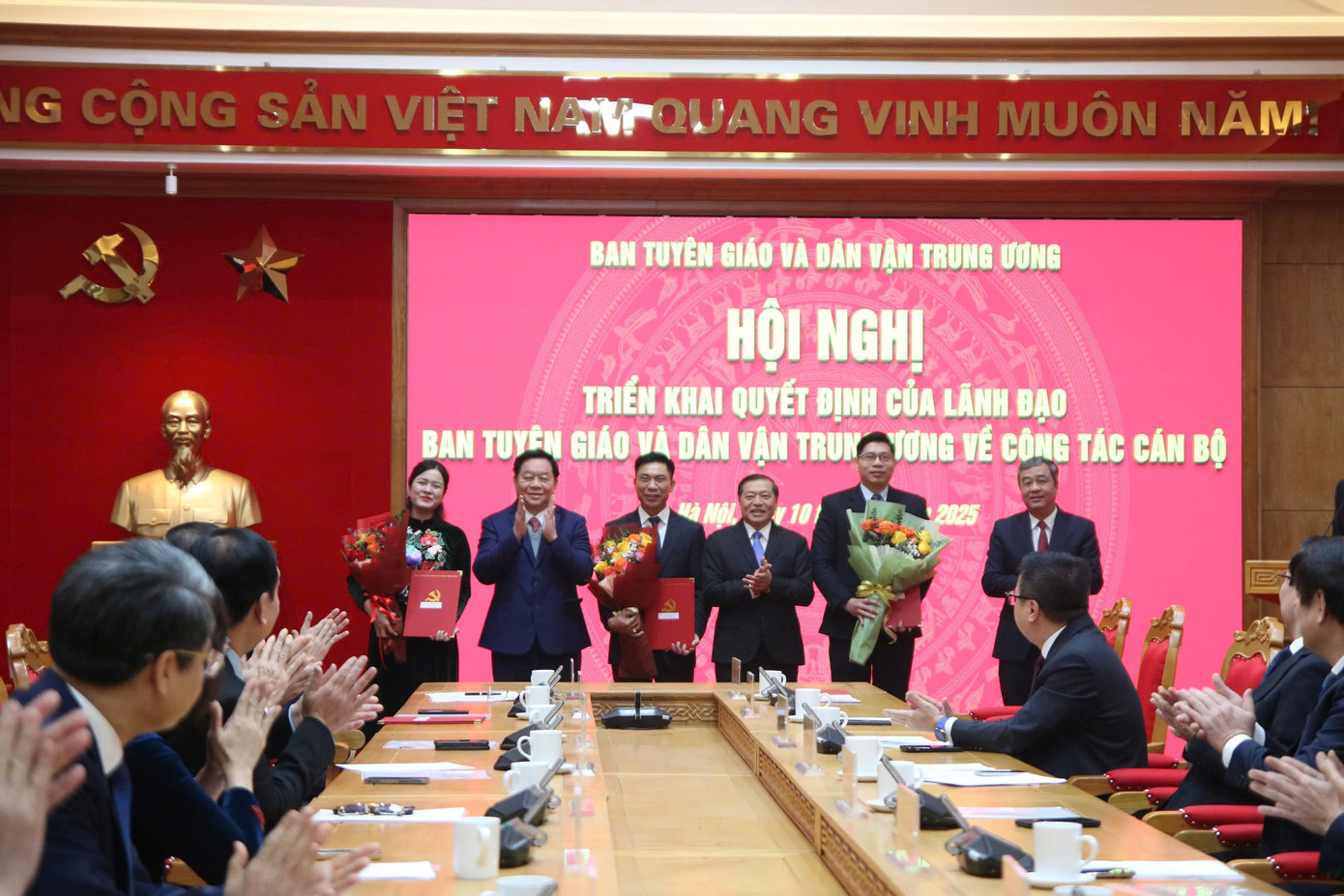 Lãnh đạo Ban Tuyên giáo và Dân vận Trung ương trao các quyết định nhân sự các vụ, đơn vị thuộc Ban. Ảnh: TV. Lãnh đạo Ban Tuyên giáo và Dân vận Trung ương trao các quyết định nhân sự các vụ, đơn vị thuộc Ban. Ảnh: TV.