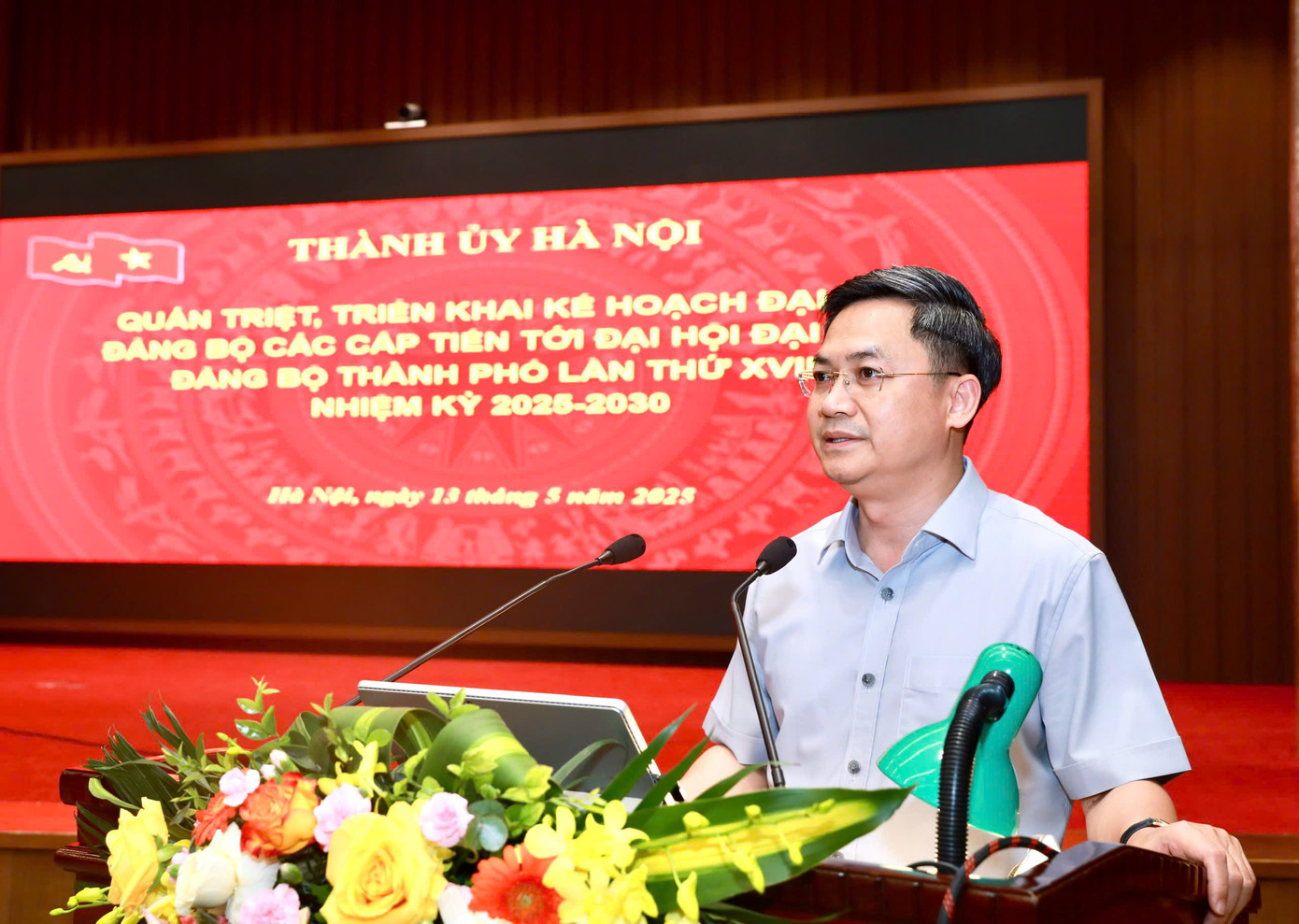 Trưởng Ban Tổ chức Thành uỷ Hà Nội Hà Minh Hải trao đổi tại hội nghị. Ảnh: VT.