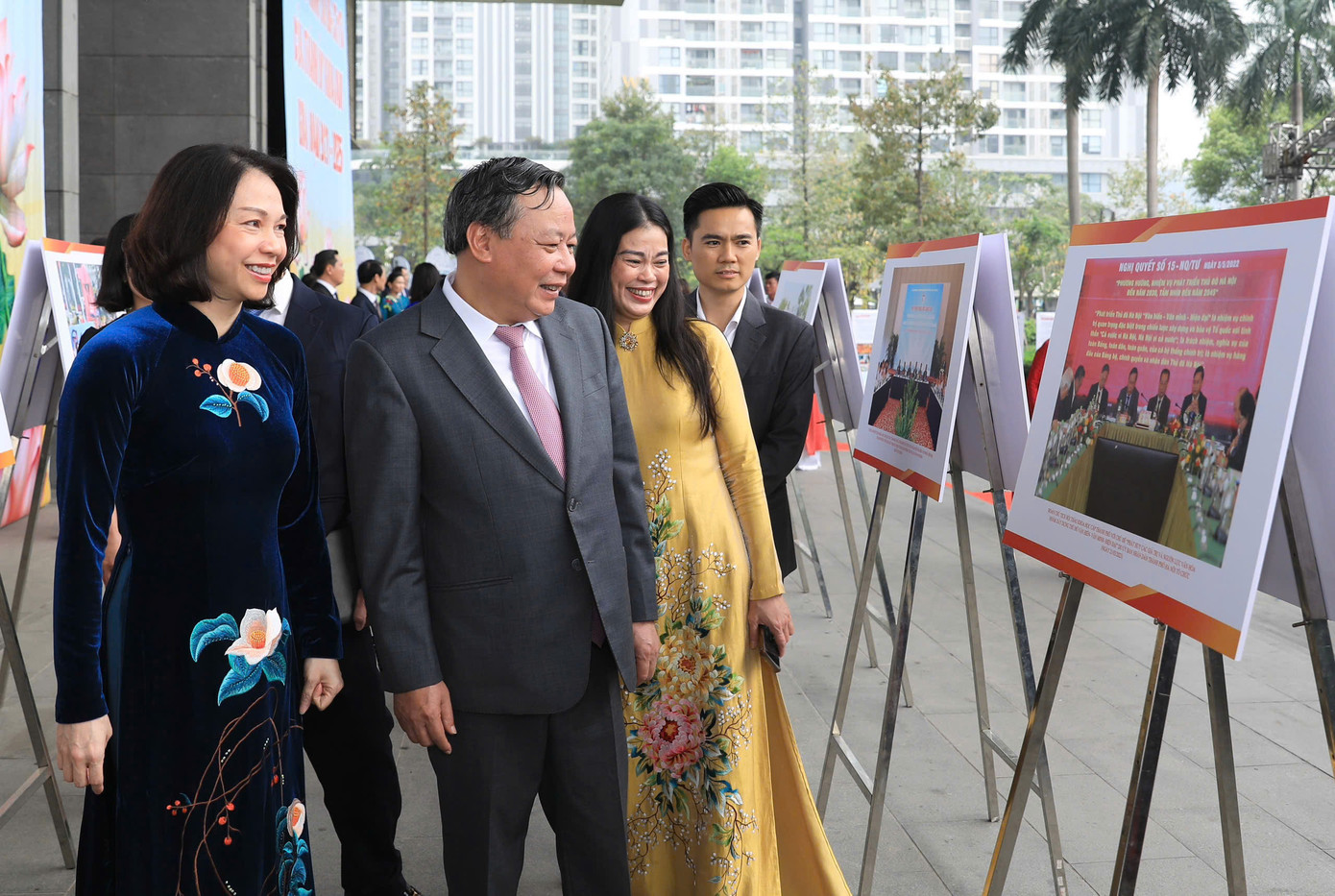 Phó Bí thư Thường trực Thành uỷ Hà Nội Nguyễn Văn Phong và các đại biểu tham quan triển lãm tại hội nghị. Ảnh: QT.