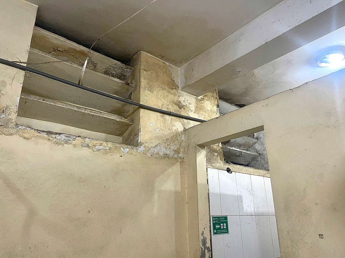 Khu vực bên trong nhà vệ sinh, nhiều nơi bị hoen gỉ, bong tróc, ẩm mốc. Ảnh: Hồng Ngọc.