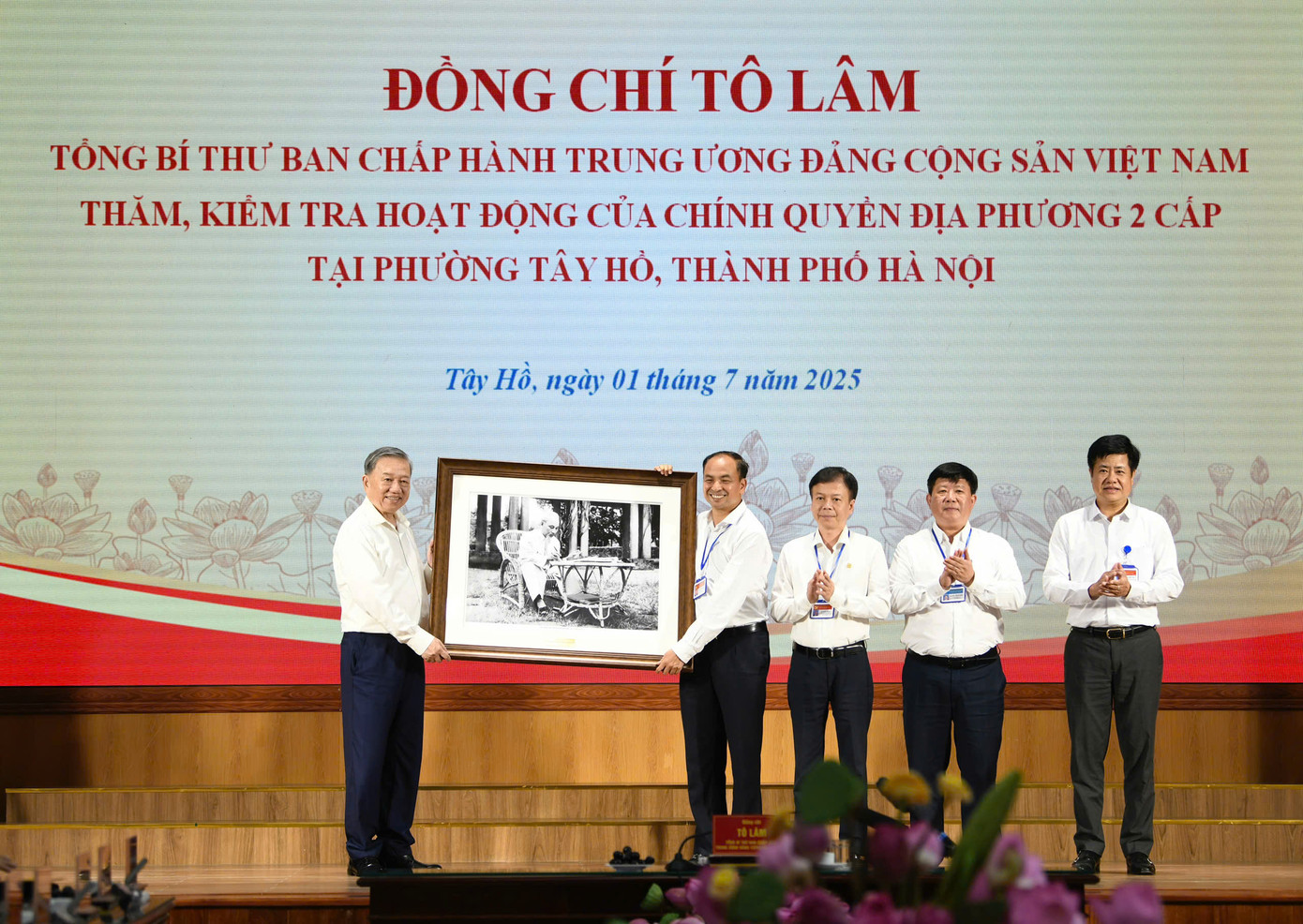 Tổng Bí thư Tô Lâm tặng bức tranh về Bác Hồ cho phường Tây Hồ (TP Hà Nội). Ảnh: Như Ý.