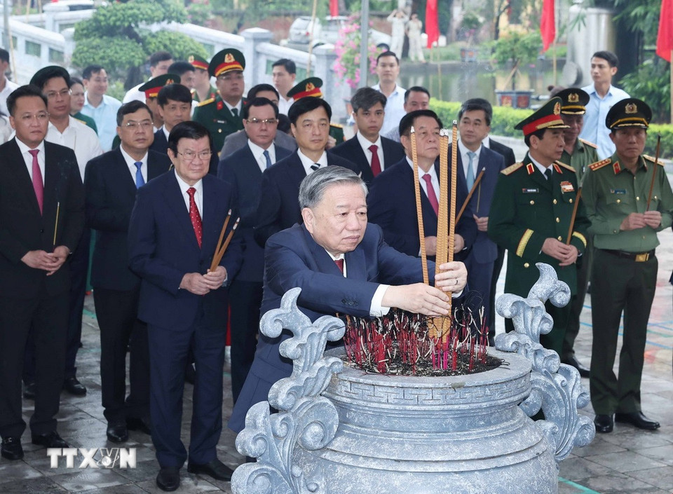 Tổng Bí thư Tô Lâm và các đồng chí lãnh đạo, nguyên lãnh đạo Đảng, Nhà nước đã đến dâng hoa, dâng hương tại Tượng đài Tổng Bí thư Nguyễn Văn Linh. Ảnh: TTXVN.