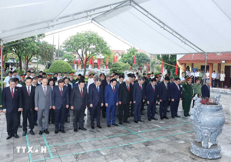 Tổng Bí thư Tô Lâm và các đồng chí lãnh đạo, nguyên lãnh đạo Đảng, Nhà nước đã đến dâng hoa, dâng hương tại Tượng đài Tổng Bí thư Nguyễn Văn Linh. Ảnh: TTXVN.